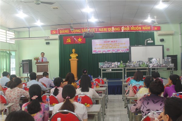 Tặng hoa và quà cho giáo viên nữ ngày 8/3
